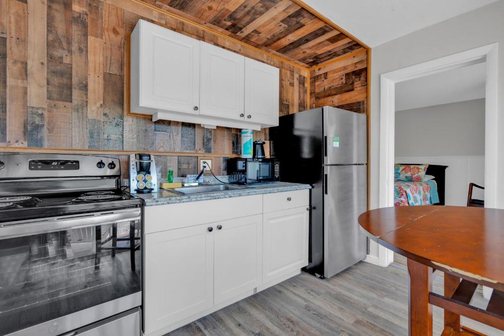 Queen Room with Canal View and Kitchen interior